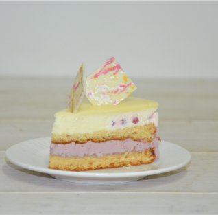 TORT CU CIOCOLATĂ ALBĂ ȘI RODIE TORT CU CIOCOLATĂ ALBĂ ȘI RODIE