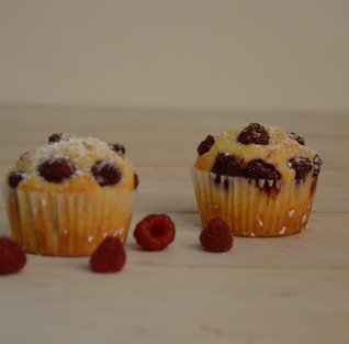 MUFFIN CU IAURT ȘI ZMEURĂ